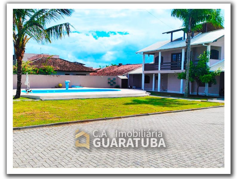 Casa com Piscina na Barra do Saí em Guaratuba