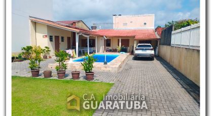 casa com piscina de frente para o mar em Guaratuba