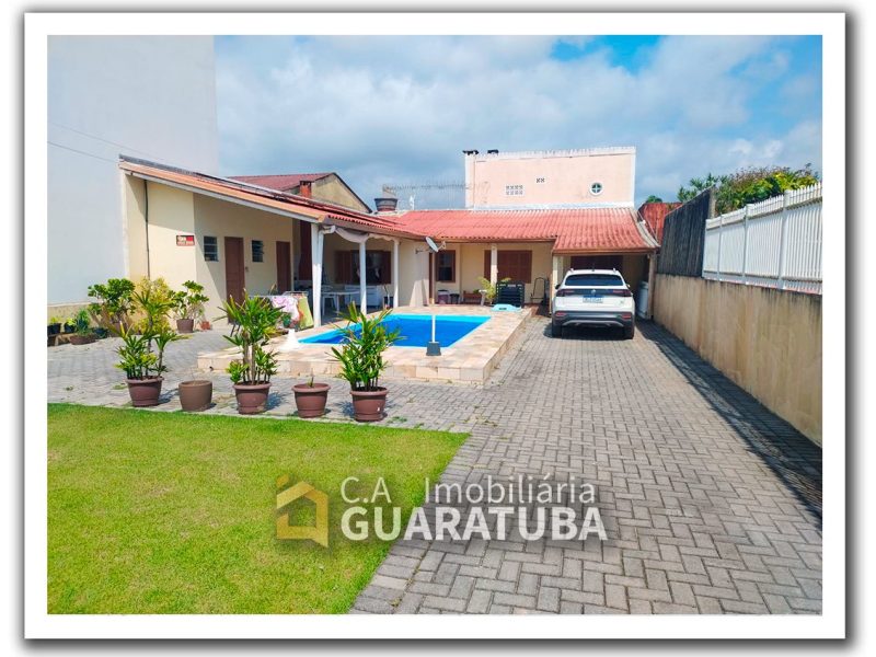 casa com piscina de frente para o mar em Guaratuba