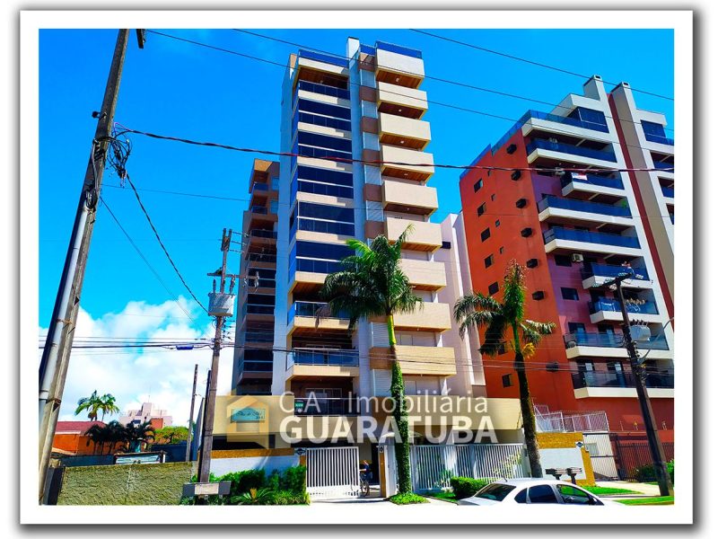 Cobertura com piscina e vista para o mar